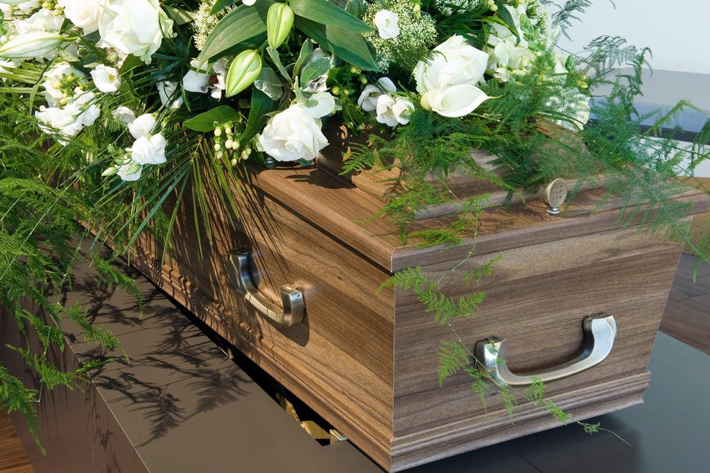 Hombre declarado muerto despierta justo antes de su entierro