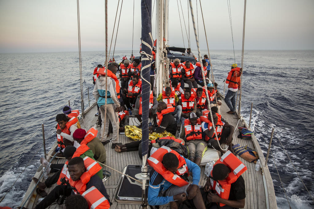 Impide Italia arribo de barco humanitario con 54 migrantes