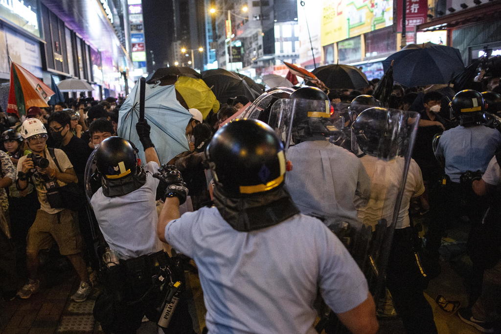 Reprime policía protesta en Hong Kong