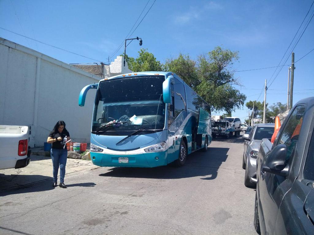 Aseguran autobús con migrantes; era guiado por cuatro ‘polleros’