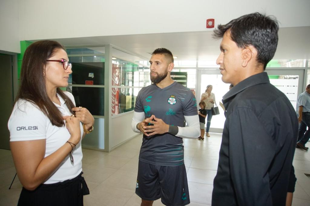 Dan curso a jugadores de Santos sobre lenguaje de señas