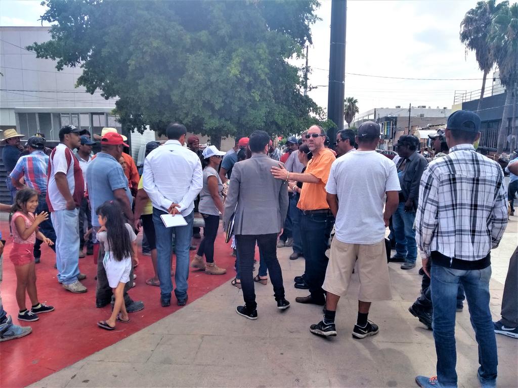 Se manifiestan carromateros en Plaza Mayor de Torreón