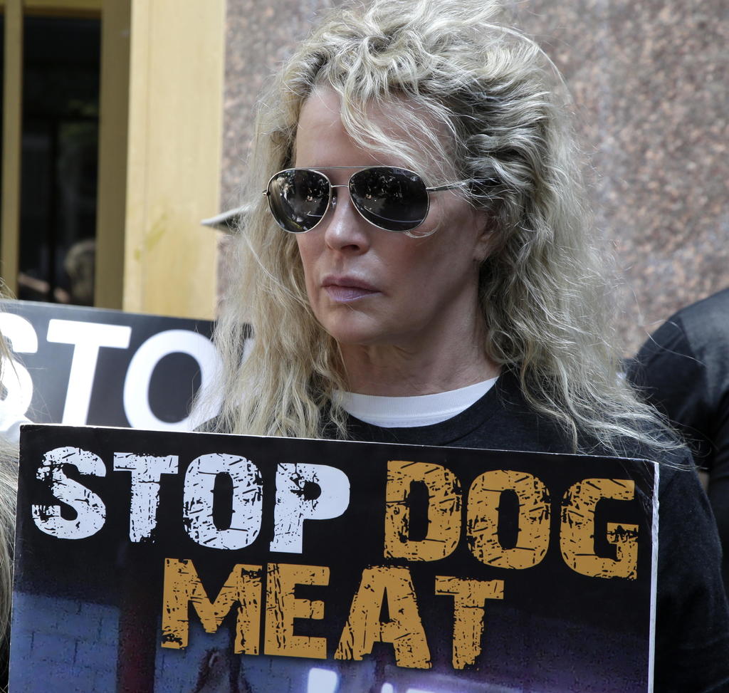 Kim Basinger pide freno al consumo de perro en Corea del Sur