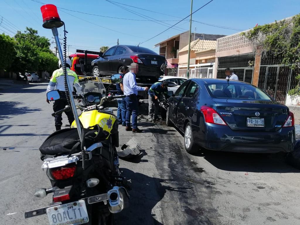 Choca par de autos en el Centro de Torreón