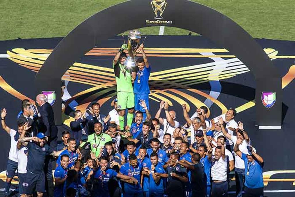 Cruz Azul 'pita' y gana la Supercopa MX
