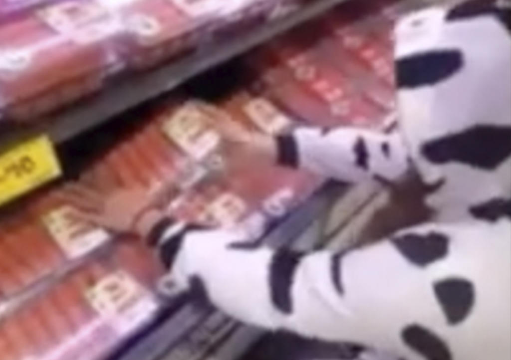 Vegana usa disfraz de vaca y llora en pasillo de carnes