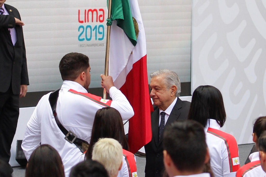 Abandera AMLO a deportistas que participarán en Lima 2019