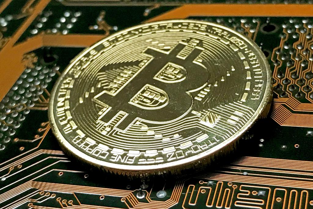 Cae bitcoin debajo de 10,000 dólares tras críticas en Senado de EUA a Libra