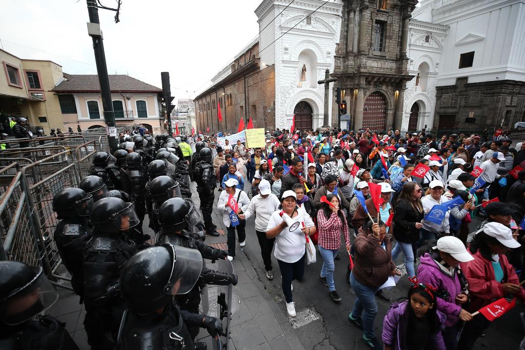 Cientos de ecuatorianos protestan contra el gobierno