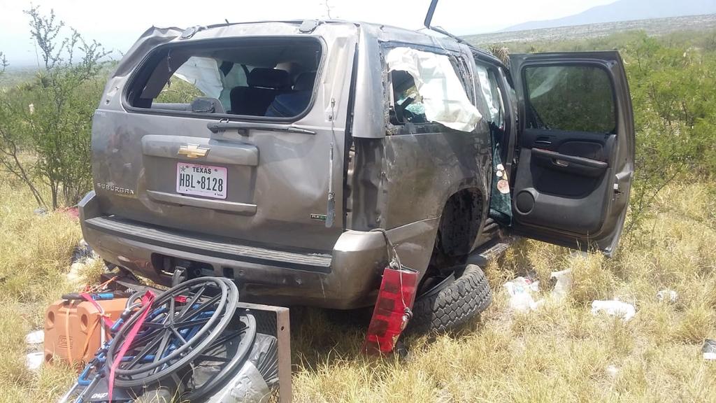 Vuelca vehículo de paisanos en La Muralla; mueren dos