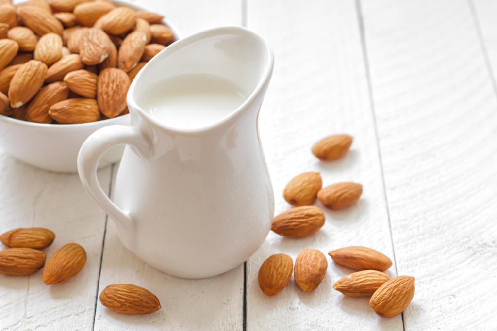 ¿Cuáles son los beneficios que ofrece la leche de almendras?