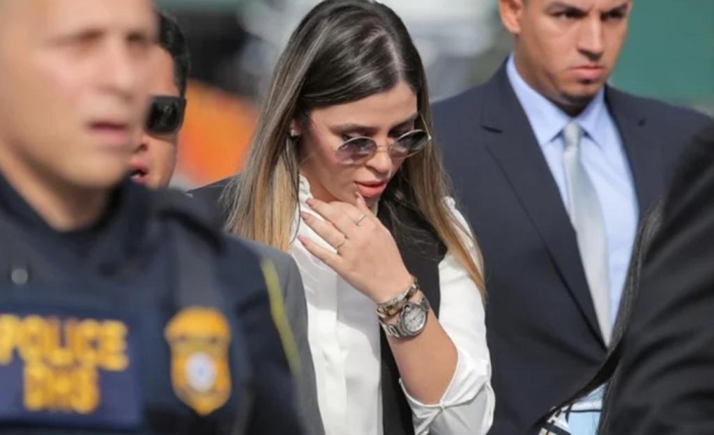 Emma Coronel luce costosas joyas en sentencia de 'El Chapo'