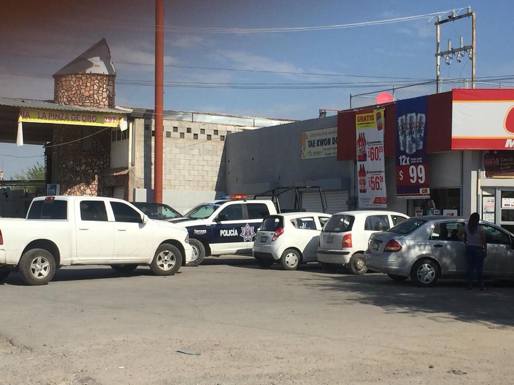 Roban vehículos y tienda de conveniencia en Torreón