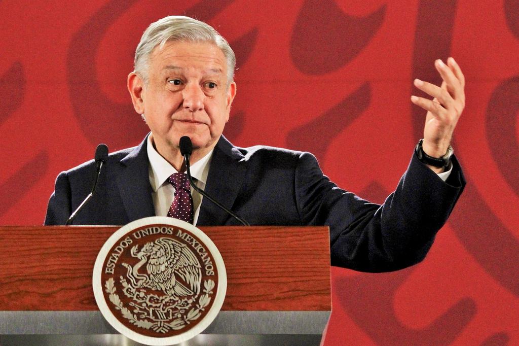 Revela López Obrador que un expresidente no paga impuestos