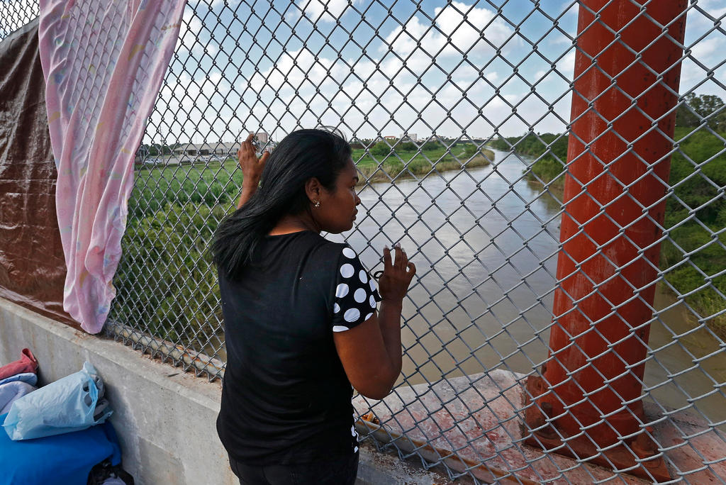 Amplía EUA medida que obliga a migrantes a esperar asilo en México