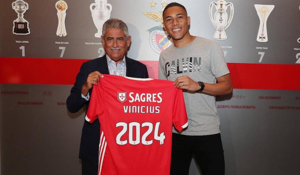 Benfica ficha a Carlos Vinicius por 17 mde