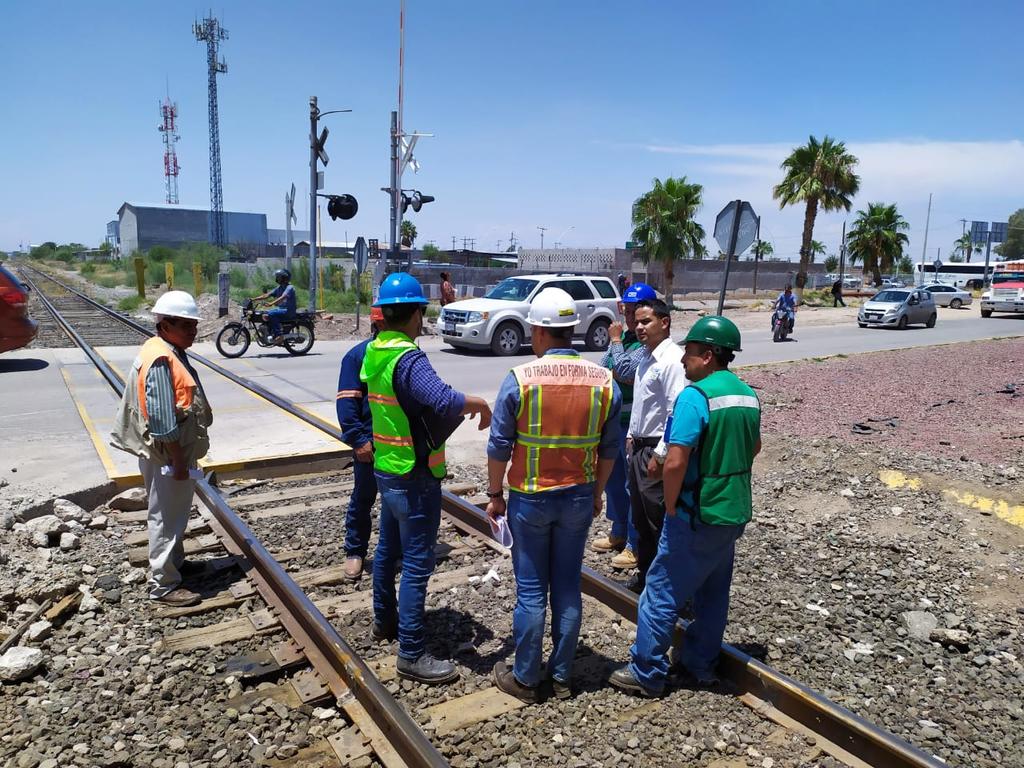 Instalan plumas adicionales para paso del ferrocarril en Gómez Palacio