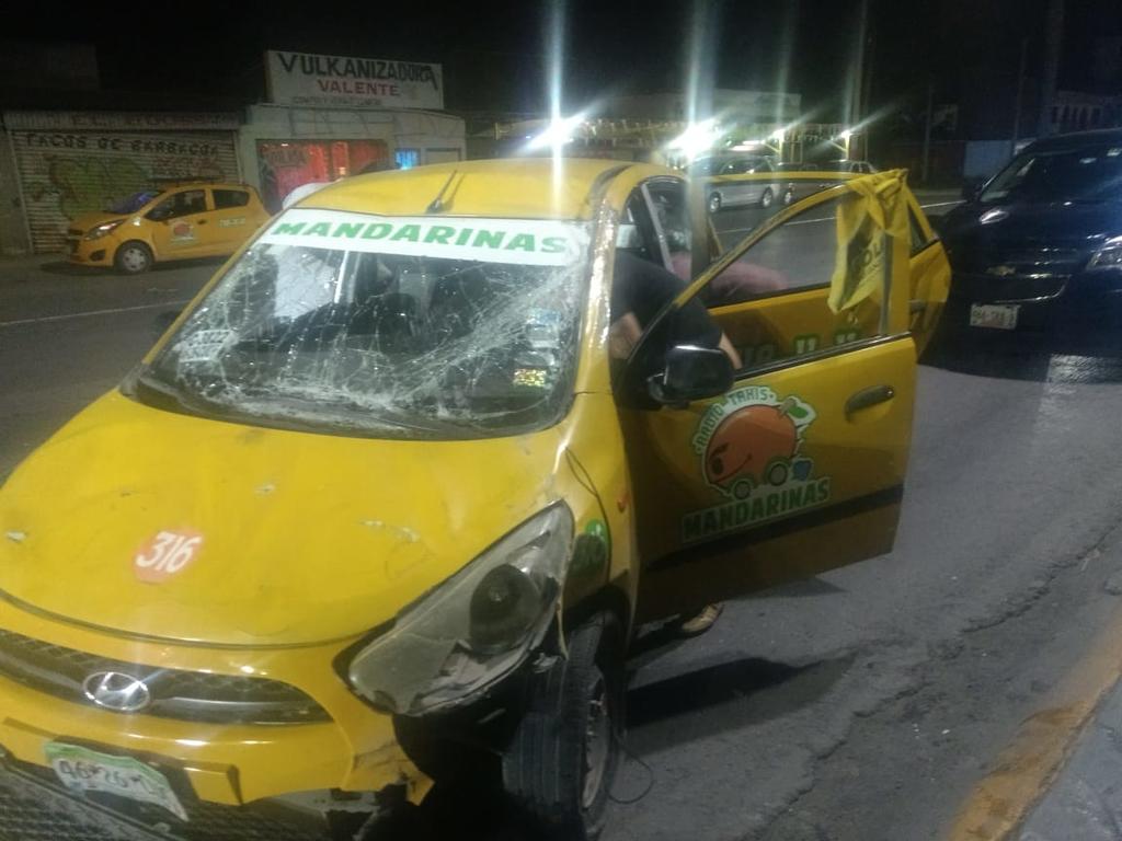 Chocan taxi y camioneta en Torreón