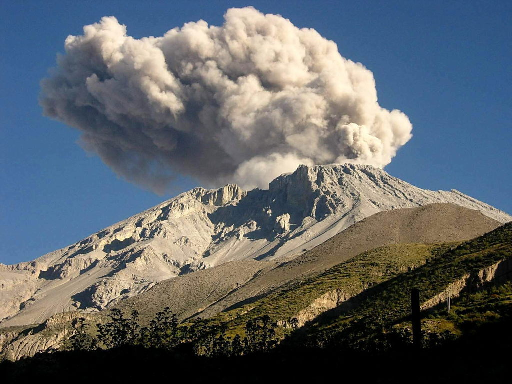 Declaran emergencia en Perú por volcán