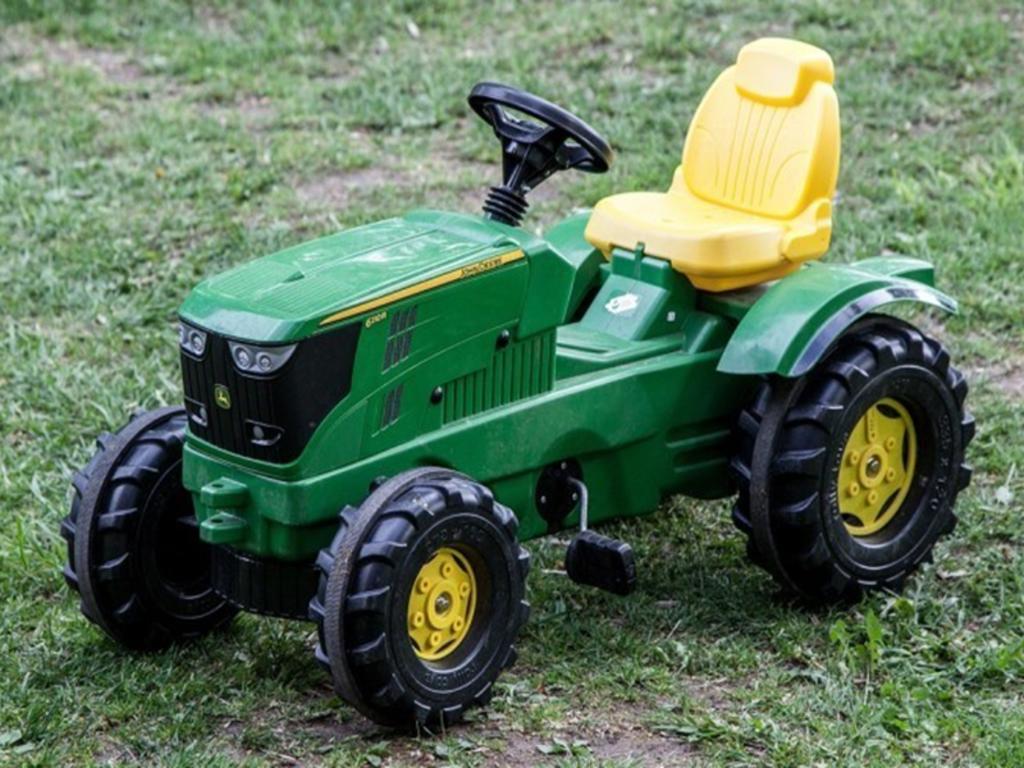 Niño se fuga de casa en un tractor de juguete
