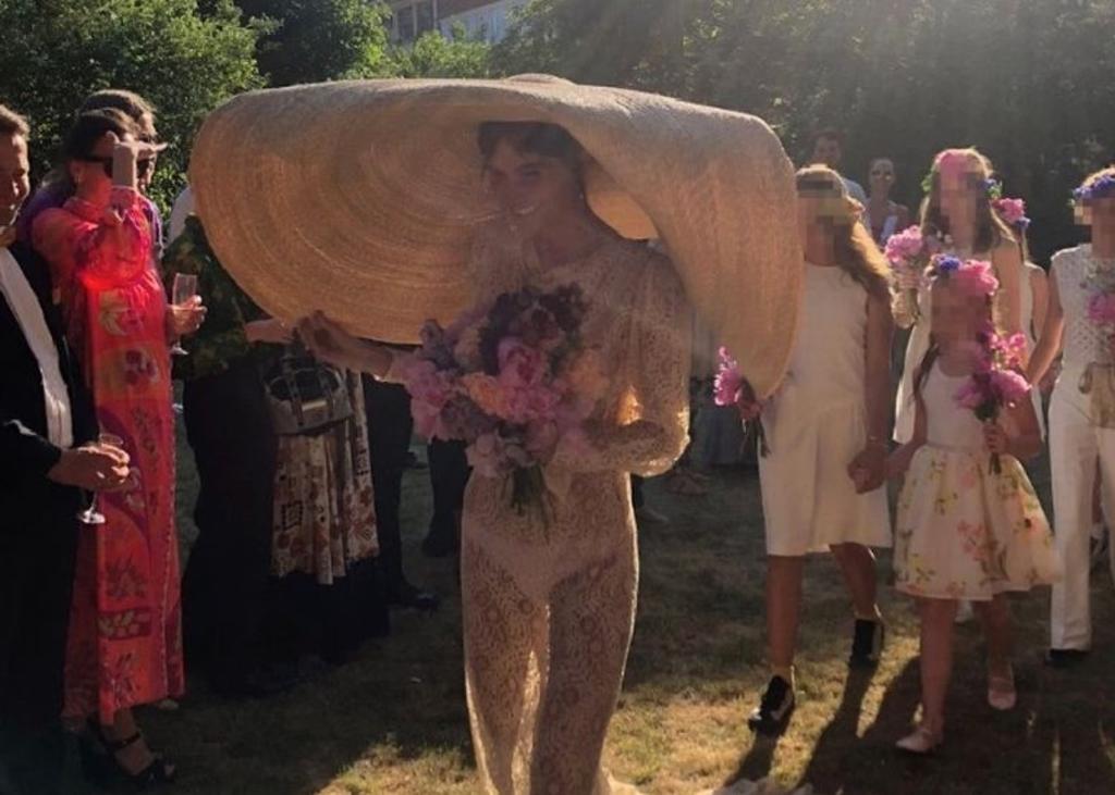Novia es eclipsada por su propio sombrero el día de su boda