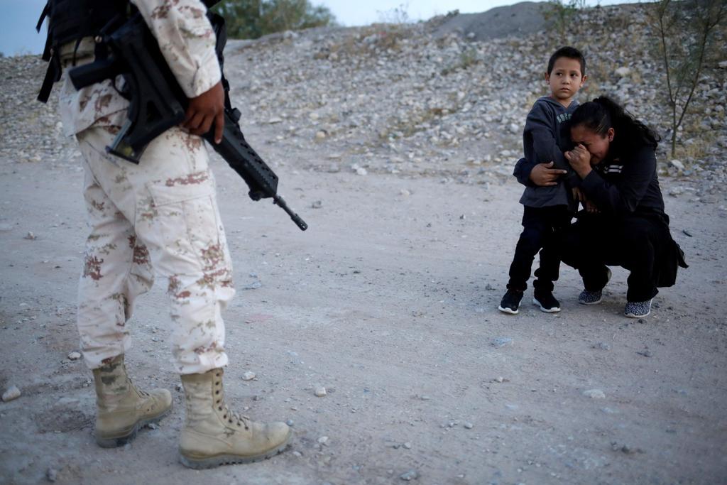 Impide Guardia Nacional paso a madre e hijo migrantes; fotografía se vuelve viral