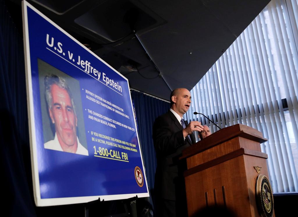 Trasladan a Epstein a hospital; había sido encontrado semiinconsciente en su celda