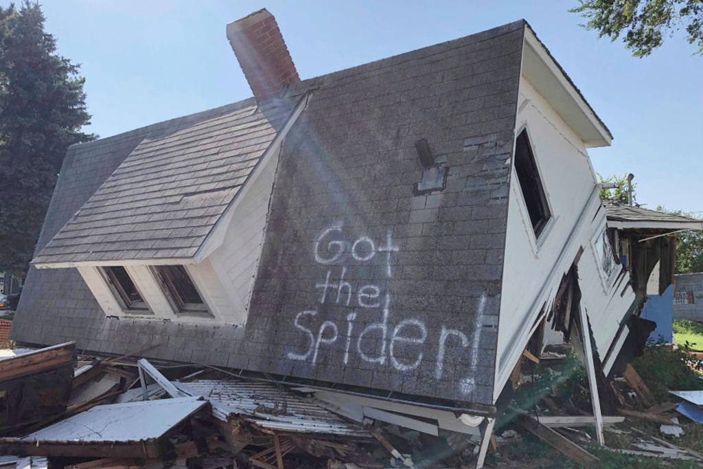 La broma de una pareja ante su casa recién demolida se hace viral