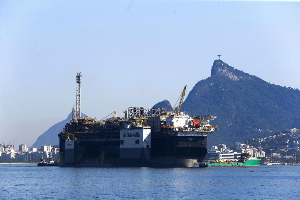 Ordena Tribunal a Petrobras dar combustible a buques iraníes