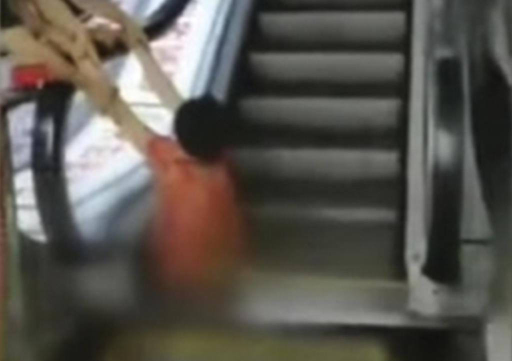 VIDEO: Mujer queda atrapada en escaleras eléctricas