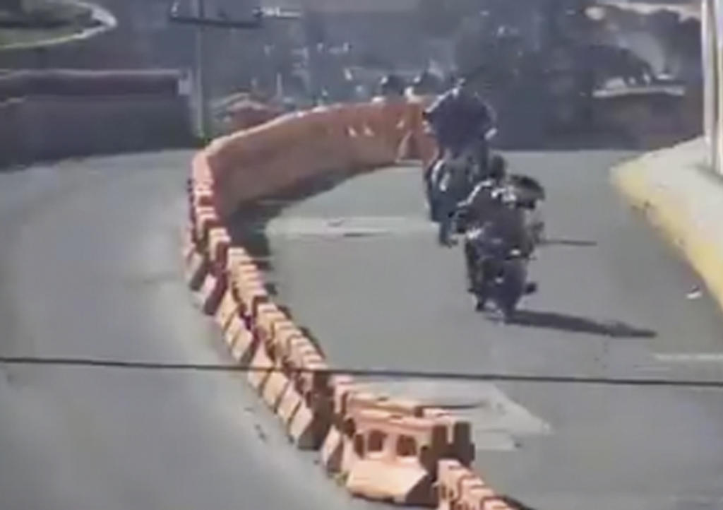 Captan atípico choque entre dos motociclistas