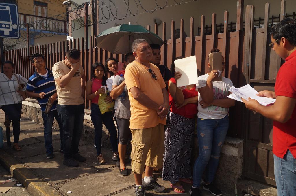 Salvadoreños esperan visas de trabajo en Estados Unidos