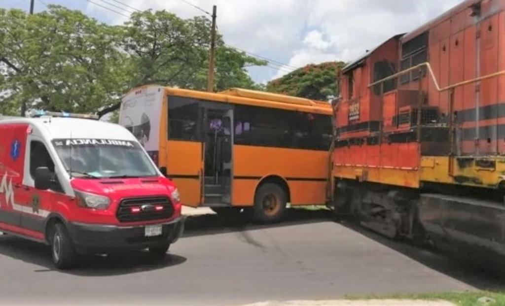 Tren embiste a camión urbano en Mérida