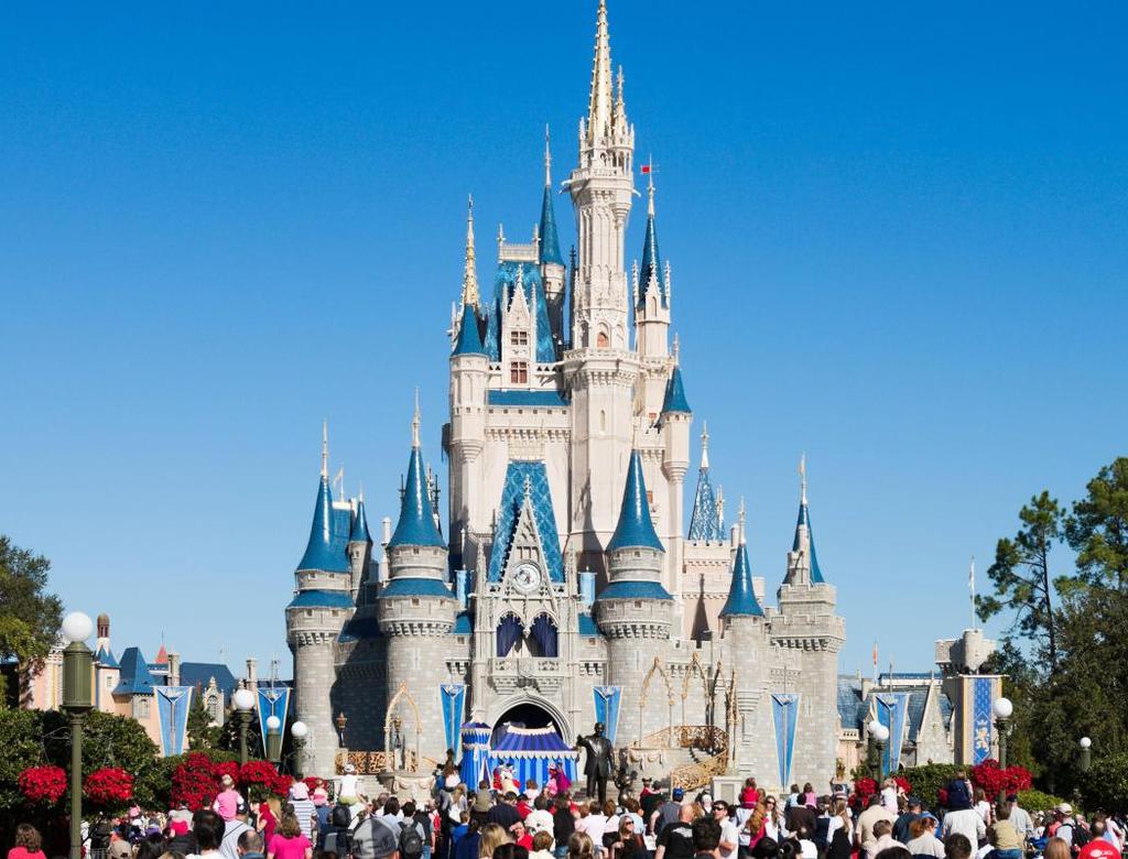 Mujer pide que Disney no permita la entrada a adultos