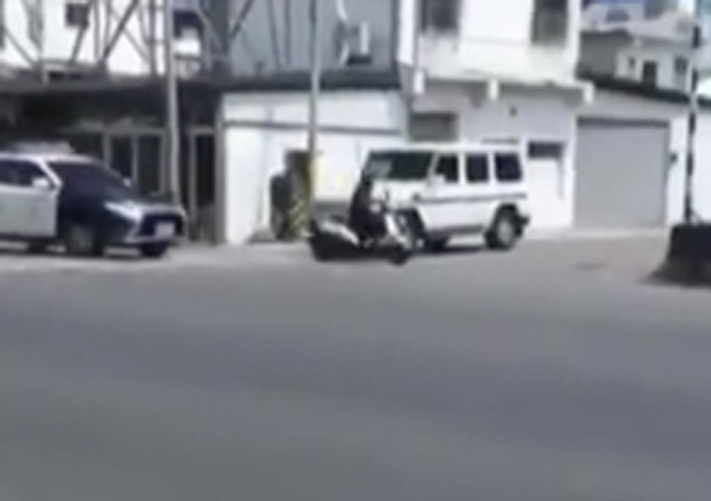 Hombre en scooter burla a la policía durante persecución