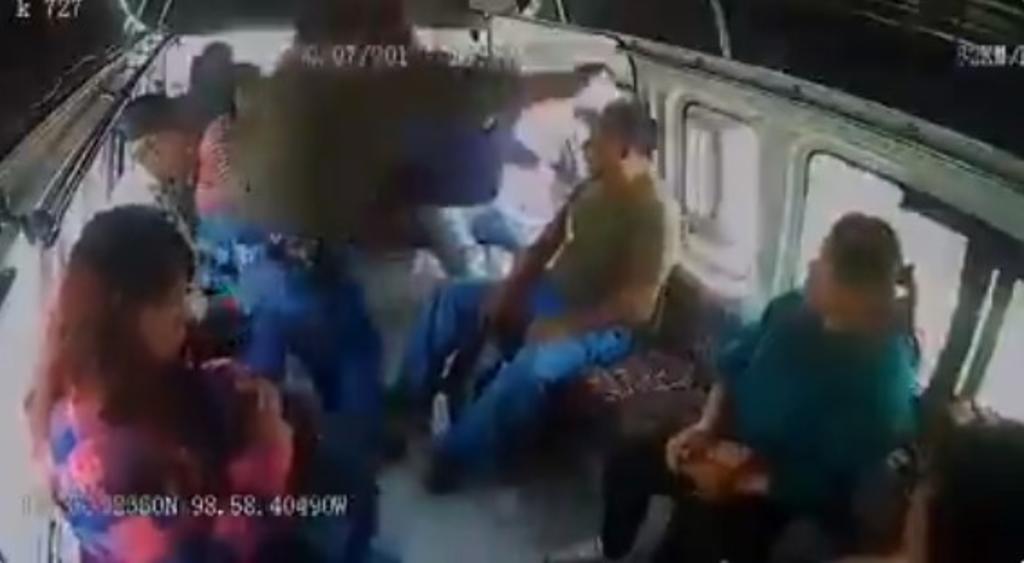 Asalto a pasajeros de combi queda registrado en video