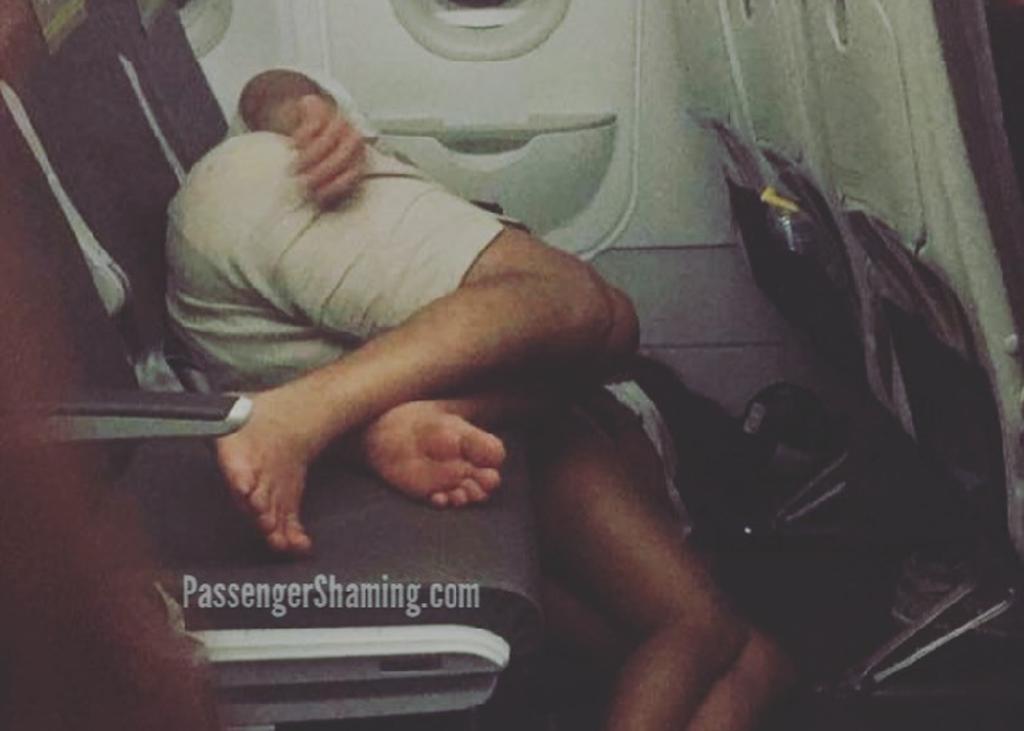 Critican la solución de una mujer para dormir en el avión