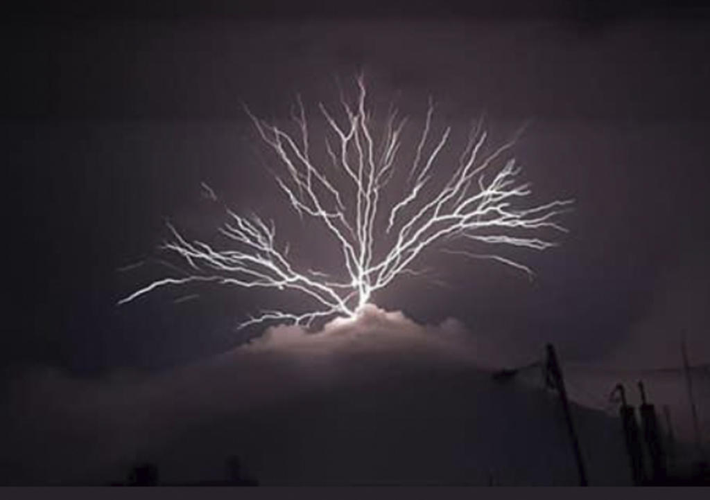 Volcán y tormenta eléctrica provocan espectáculo natural