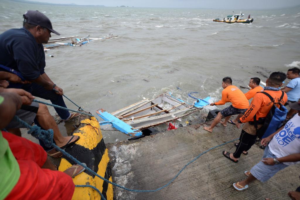Aumentan a 31 los muertos por tres naufragios en el centro de Filipinas