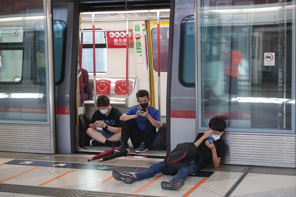 Metro y vuelos cancelados durante primeras horas de huelga en Hong Kong