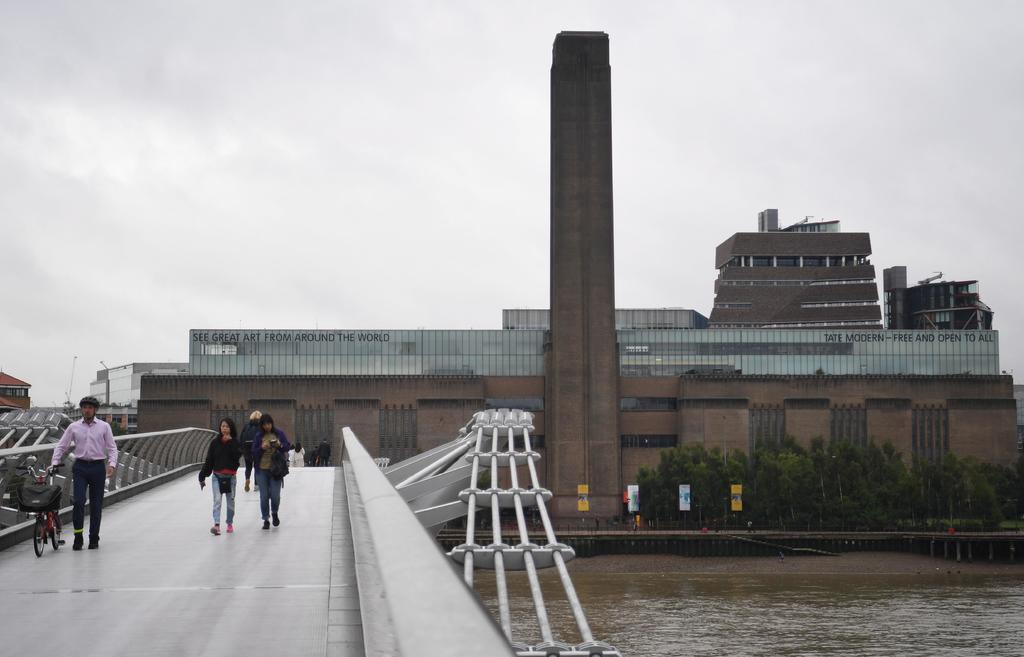 Adolescente acusado de lanzar a un niño del piso 10 del Tate Modern