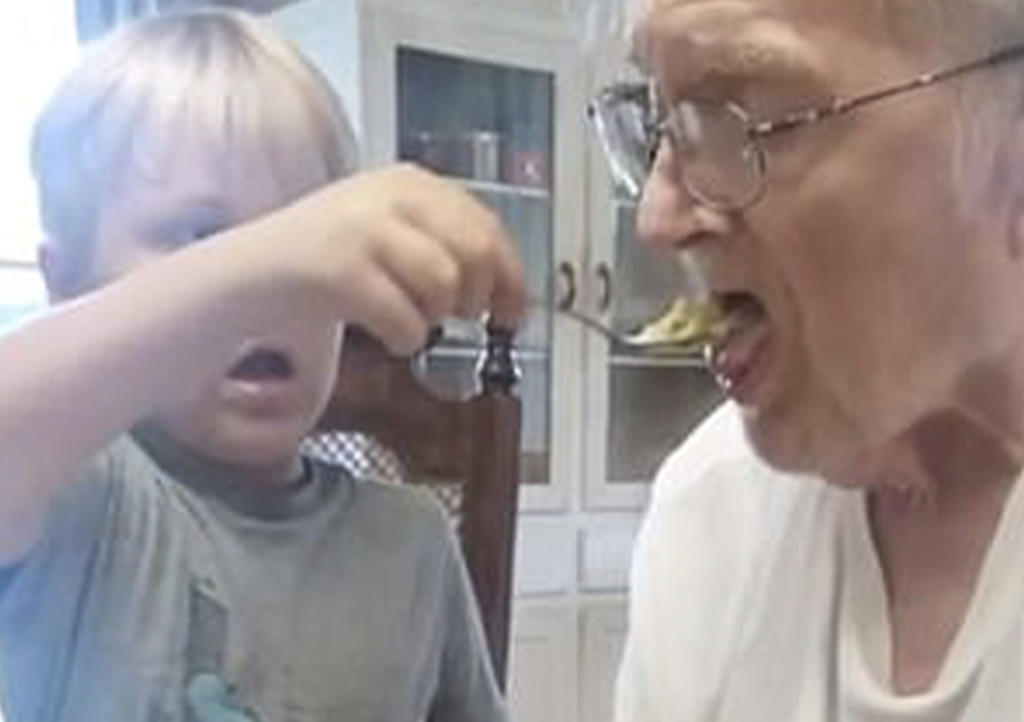 Niño alimenta a su bisabuelo con alzheimer y conmueve