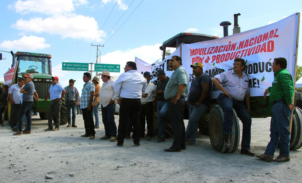 Bloquean productores carreteras en Morelos, Oaxaca y San Luis Potosí