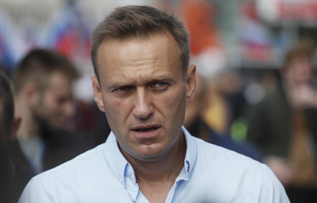 Policía rusa allana oficinas de opositor Navalny