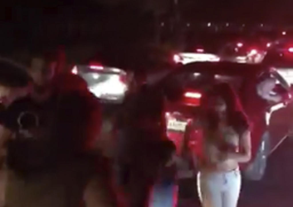 Quedan atrapados en tráfico y ellos bailan 'La Chona'