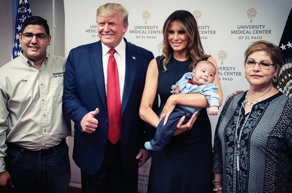 Desata polémica foto de Trump y Melania sonriendo junto a bebé huérfano de El Paso