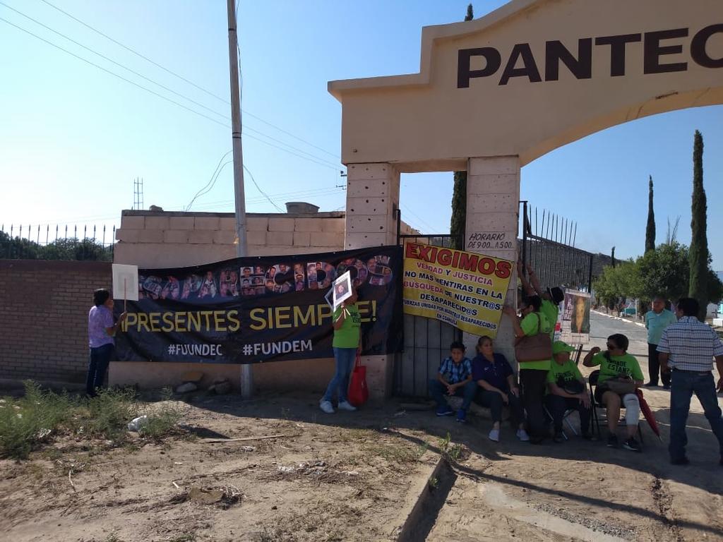 Colectivo Familias Unidas se manifiestan en panteón de Saltillo