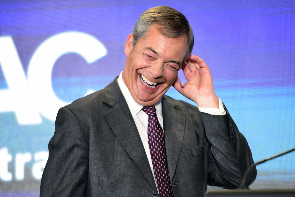 Farage se burla de la Reina Madre de Inglaterra por su 'sobrepeso'