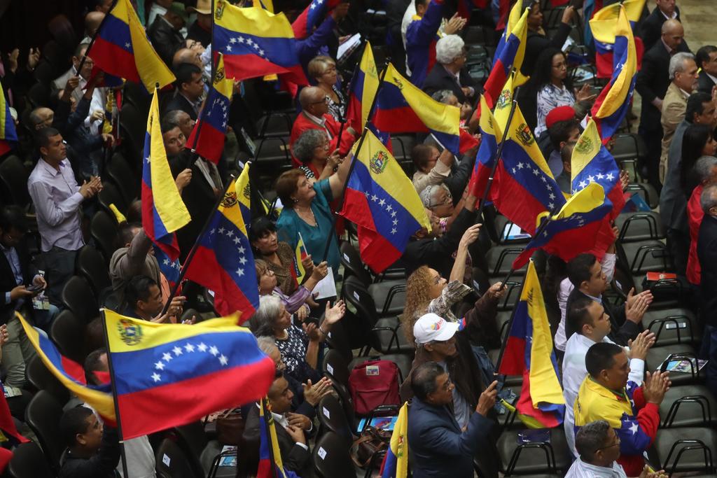 Tribunal venezolano quita inmunidad a tres parlamentarios opositores