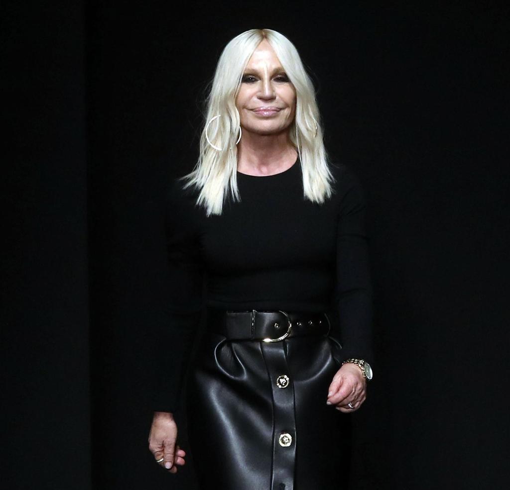 Donatella Versace ofrece disculpas por error en sus camisetas